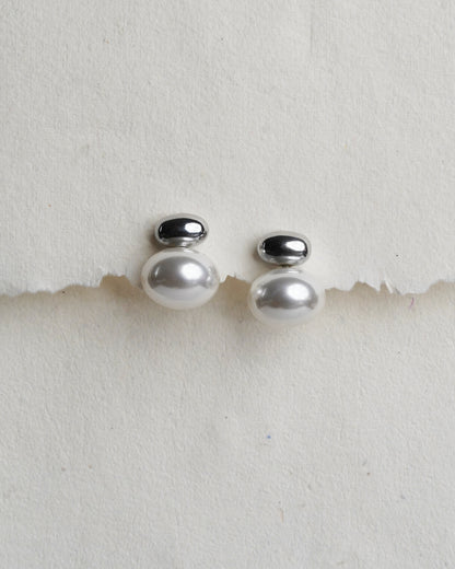 Oval Pearl Earring
