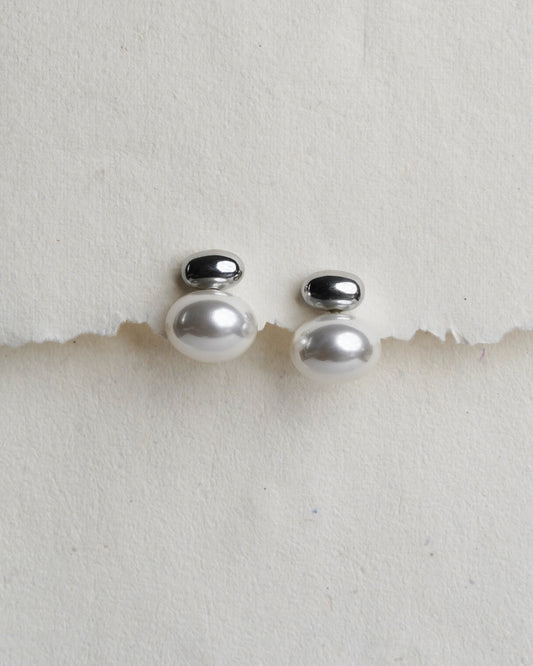 Oval Pearl Earring